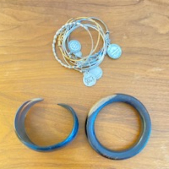 6 Necklaces, 8 Bracelets and 5 earrings, 11 pins - Picture 3 of 5